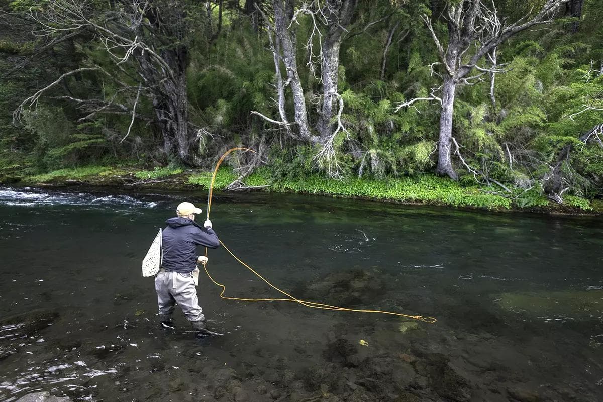 Pêcheur à la mouche en pleine action dans une rivière